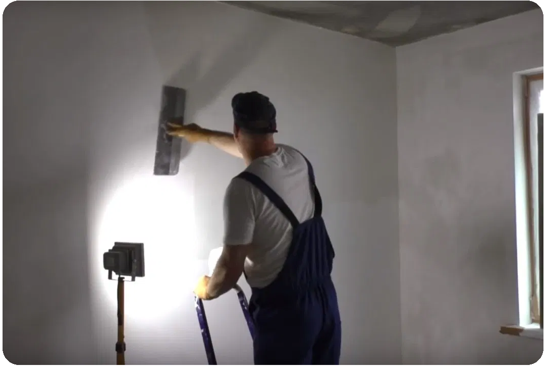 Покраска стен после шпаклевки: краска для внутренних работ