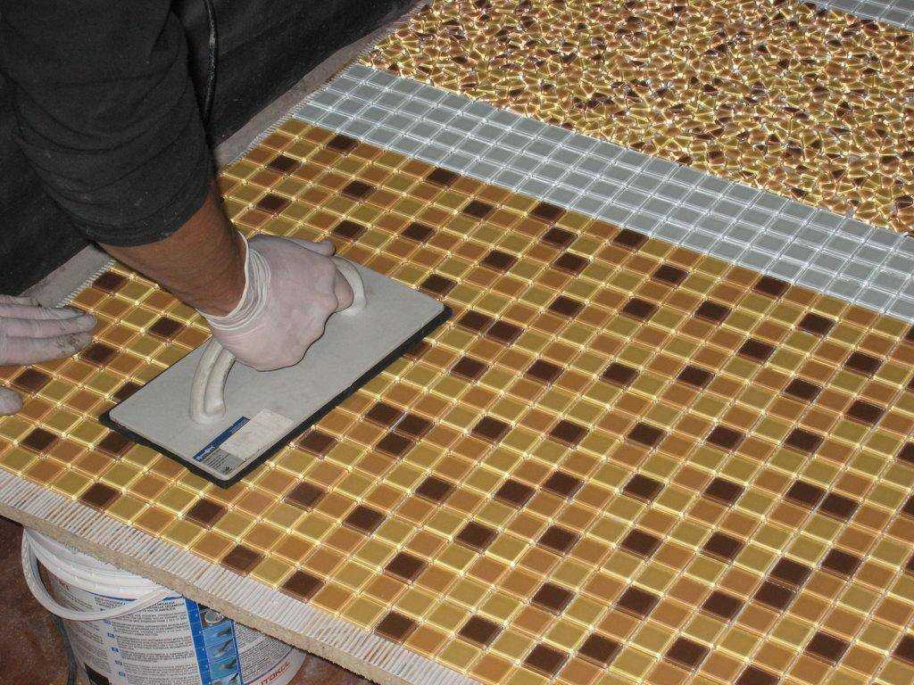 Фартук для кухни из мозаики: виды и укладка (70 фото)