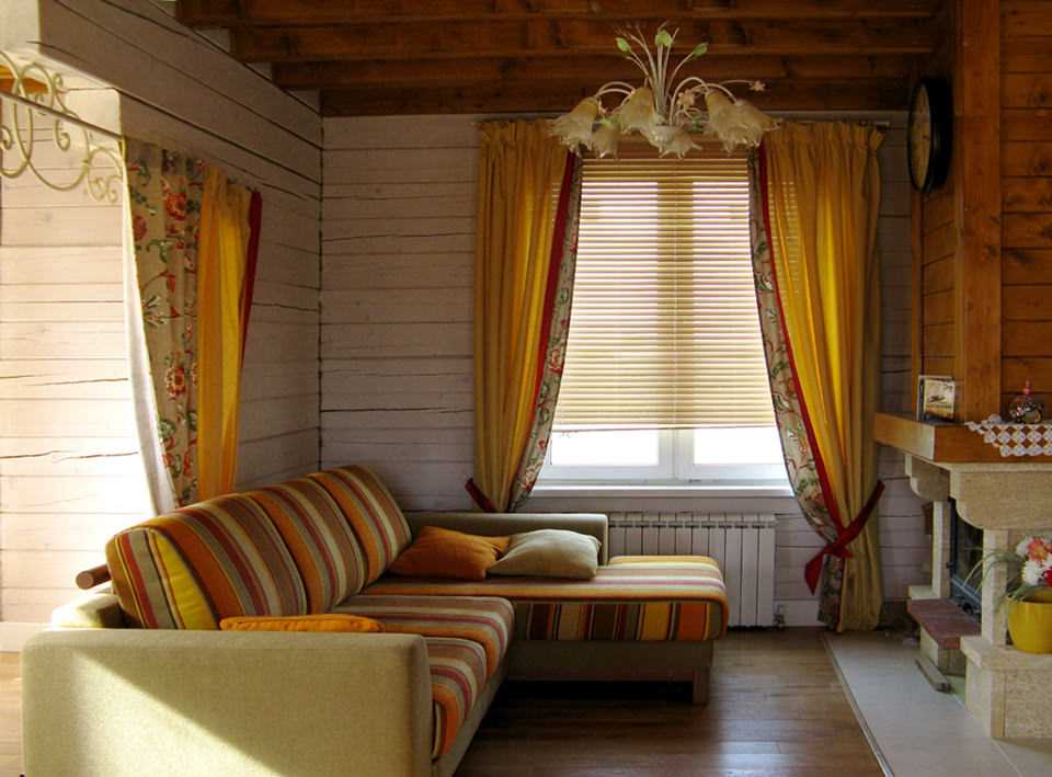Шторы в деревянном доме: фото, дизайн в спальню на дачу к вагонке