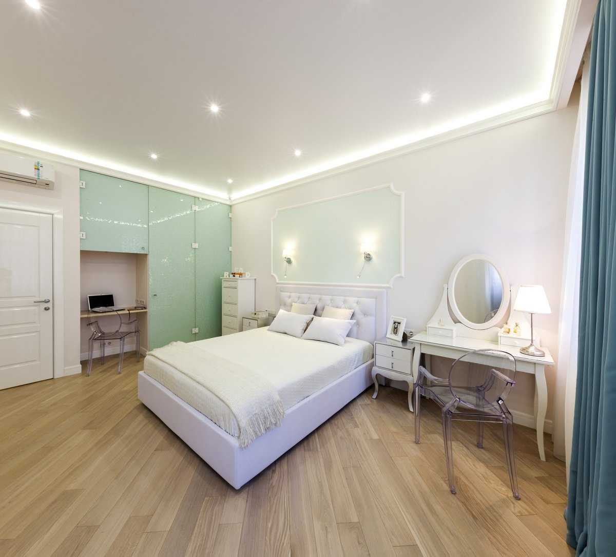 Анализ того как лучше подобрать натяжные потолки фото для спальни