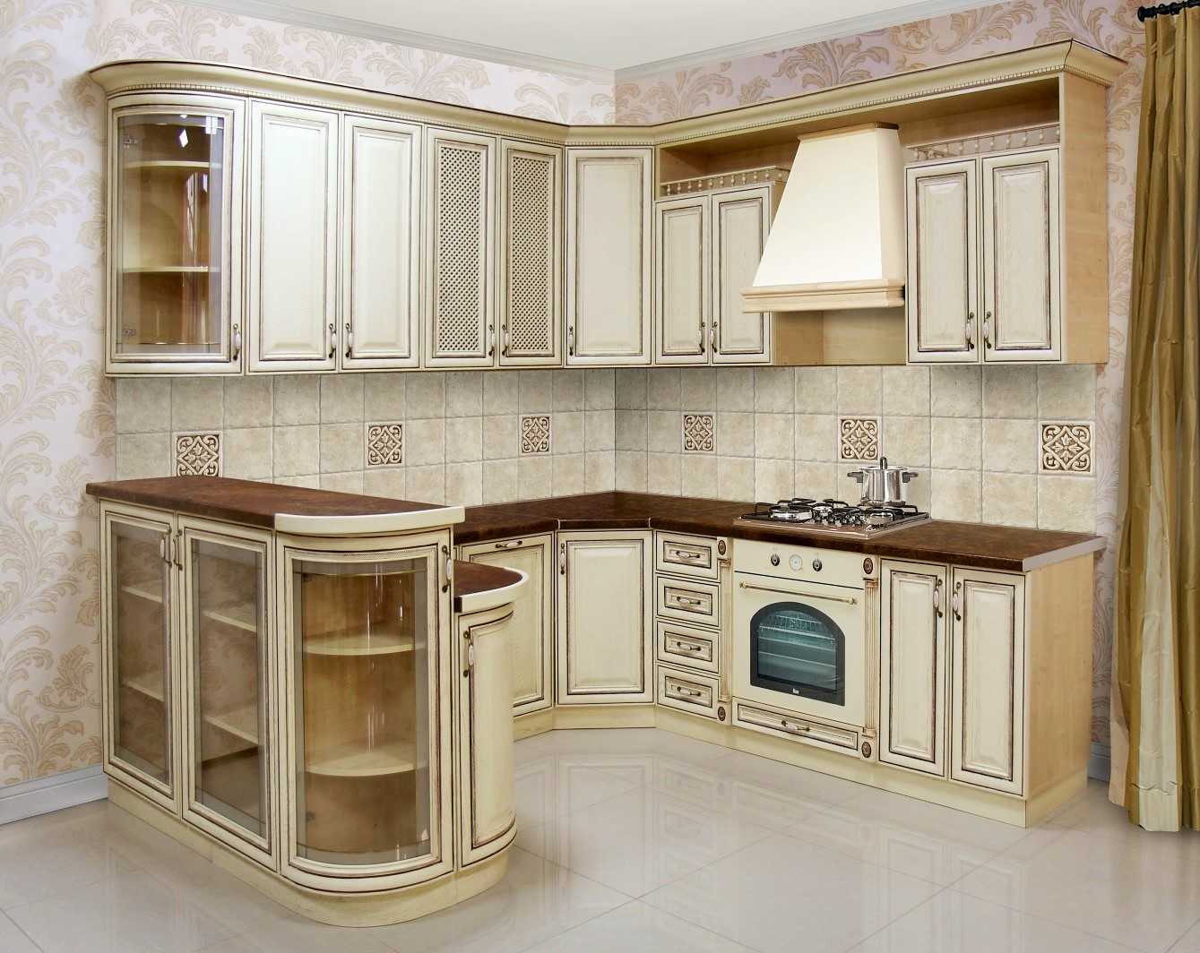 Красивые варианты кухонь с патиной в светлых тонах фасадов