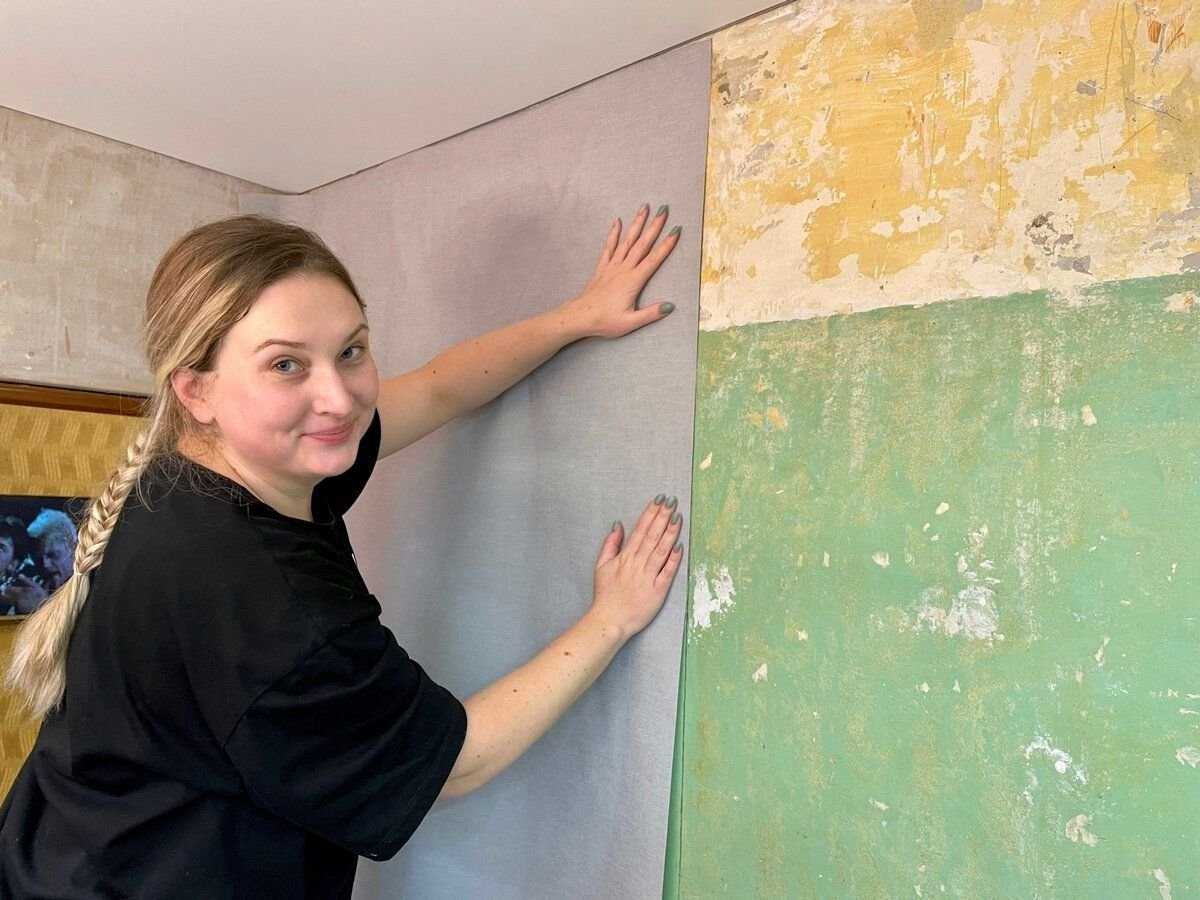 Самый дешевый способ внутренней отделки стен под кирпич с помощью штукатурки и скотча.