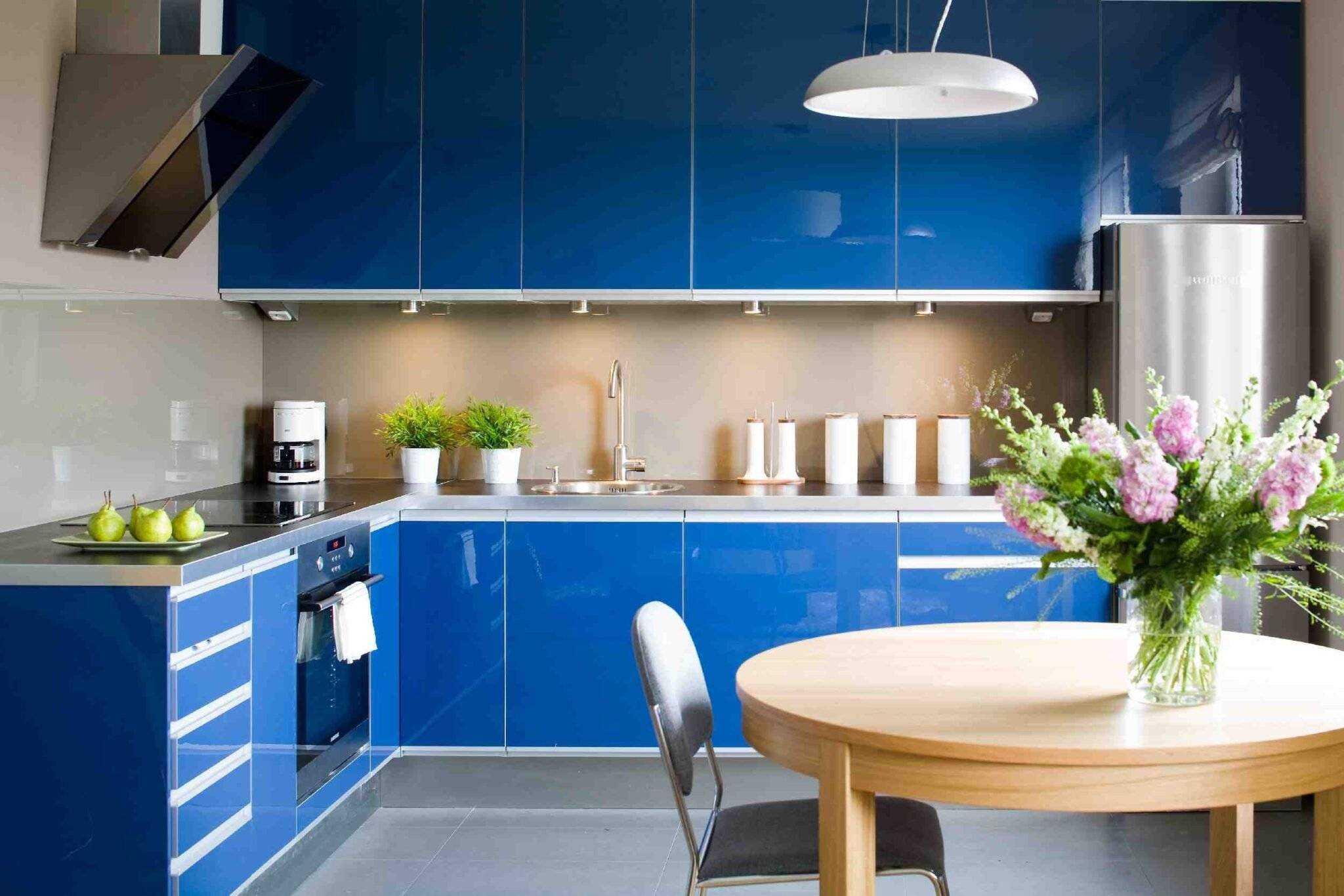 Голубая кухня: дизайн кухонного гарнитура в классическом интерьере