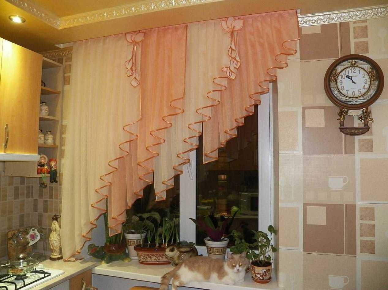 Выбор тюля на кухню: короткие и длинные занавески